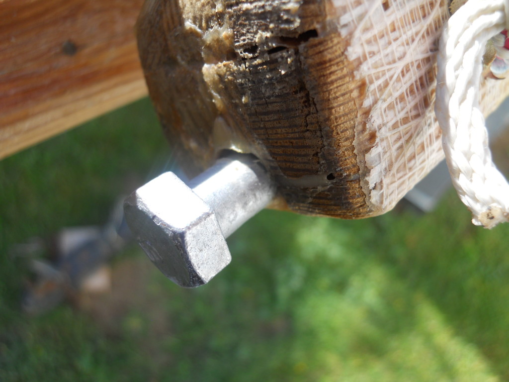 Closer inspection shows that it is merely a groove where the Spectra line is digging into the soft sawdust/wheat flour/paste concoction that the top of my mast is now comprised of.